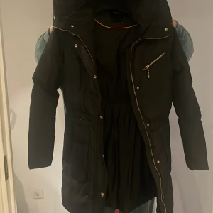 Hollister vinter jacka - Svart lång hollister jacka, bra skick, utan päls, storlek 36 dam och kan även justeras vid midjan vid behov (pris kan diskuteras vid snabb köp) (man står själv för frakten,kan möjligtvis mötas upp i Stockholm)