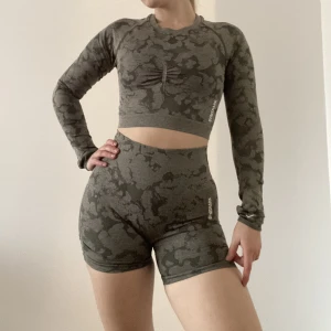 Gymshark  - Gymshark långärmad tröja med matchande shorts ✨💚 Knappt använda.