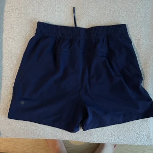 Lululemon Pace Breaker *ALDRIG ANVÄNDA* - Träningsshorts från Lululemon  Modell: Pacebreaker Färg: Night Sea