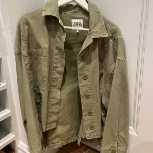 Vår/höst jacka från zara  - Super fin jacka från Zara. Nästan aldrig använd! 💕