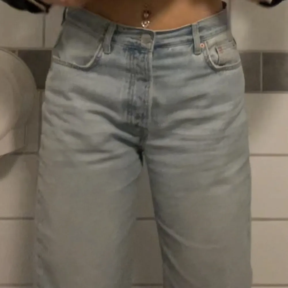 Ljusblåa jeans från ginatrocot i storlek 36, modellen ”boyfriend”. Lite baggy i modellen. . Jeans & Byxor.
