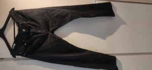 Levis 502 - 34/32 - Säljer ett par skitsnygga Levis 502:or i W:34 L:32 men upplever dem mer som W:32 om jag ska va ärlig 😅 Hojta om ni har frågor! 