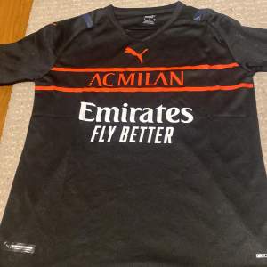 Det är en AC Milan tröja i ett väldigt bra skick. Endast använd 1 gång. Och säljer eftersom att jag inte gillar den längre 