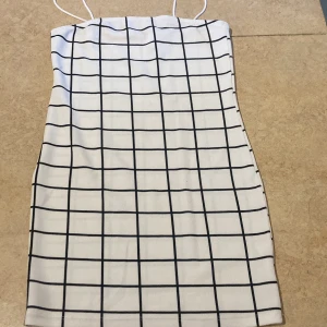 Vit rutig klänning - Kort rutig vit klänning  Bra för sommaren 