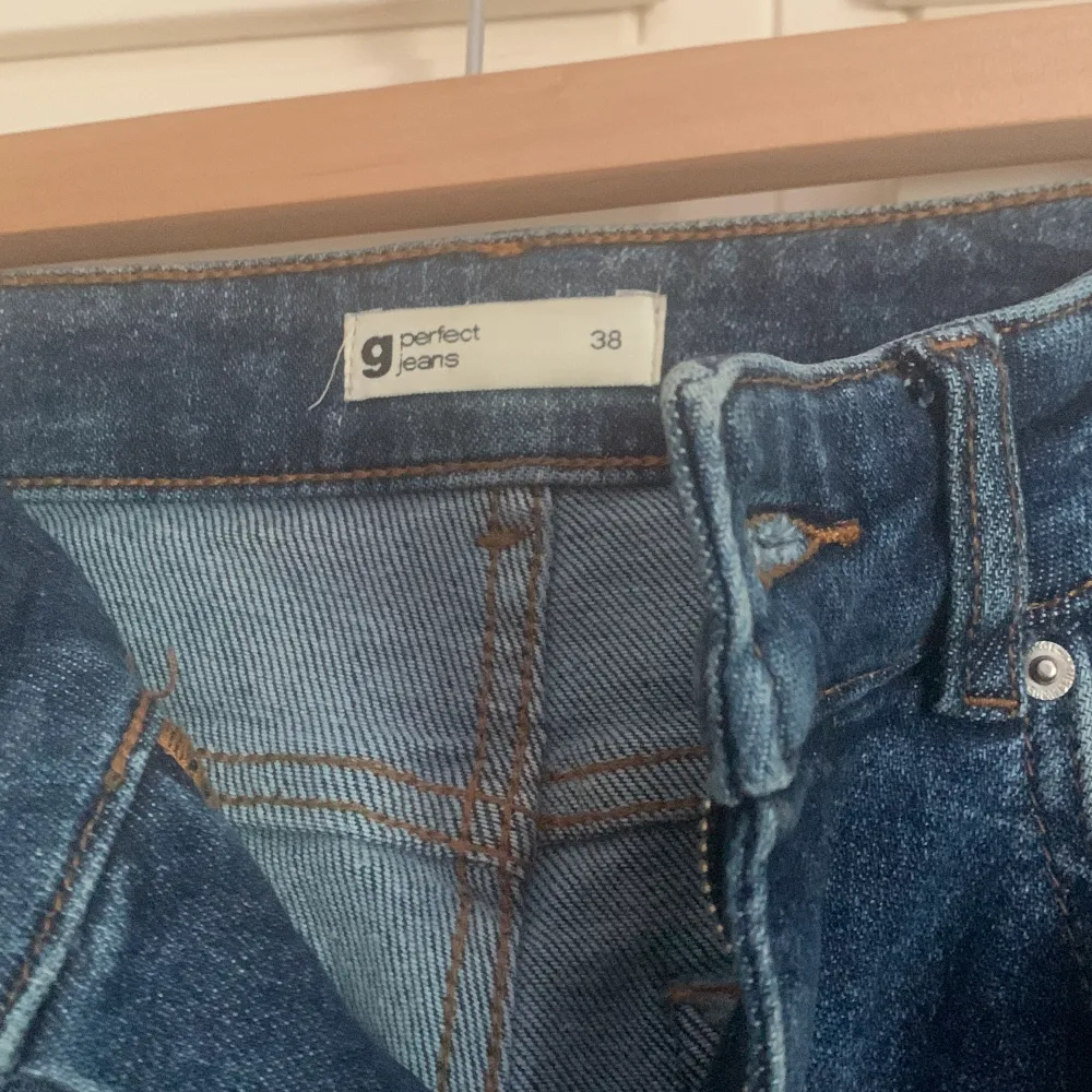 Säljer dessa gulliga medium/high waisted bootcut jeans då de är för långa för mig och kommer därav inte till användning! Nyskick och använda fåtal gånger! Nypris: 399kr. Jeans & Byxor.