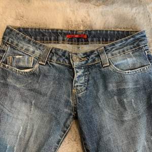 Fina jeans som är lågmidjade storlek S,⭐️ tryck inte på köp nu!