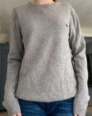 Stickad tröja - En grå stickad tröja från bondelid, jättebra passform🥰❤️skriv för fler bilder eller frågor