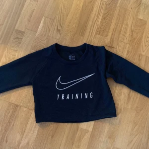 Träningströja från Nike - Tröja med mesh i ryggen. Kortare i modellen. Sparsamt använd men inte sliten.