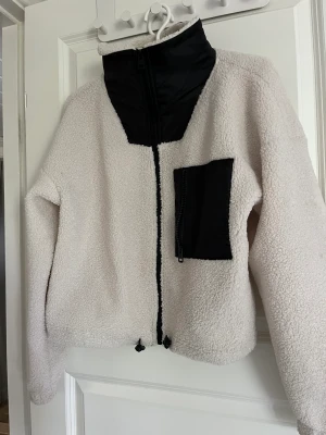 Teddyjacka - Använd men i fint skick. Från Ginatricot Young, strl 158/164 men skulle säga att den är som en xs. 