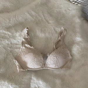 Intimissimi bhar  - Säljer dessa två intimissimi bhar som jag aldrig använt då jag inte riktigt tyckte de passade mig. De är i modellen Superpushup-behå Gioia Pretty Flowers. 300 kr st (500 för båda)