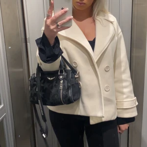 Kappa från designbysi - Säljer denna fina kappa från designbysi i storlek m/l men passar mig som är s/m 🤍 Den är i fint skick men har en sminkrand inne i kappan men detta synns inte utifrån 💕(första bilden är min)