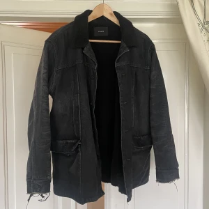 Shearling denim jacka. - Märket heter stampd. Den kanske ser lite sliten ut men dem tillverkades på det sättet för en grunge look. Washed black denim med svart ull på insidan.