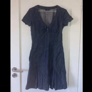 Blå klänning - Jeansklänning med fickor från Mexx i storlek 38. 100% bomull