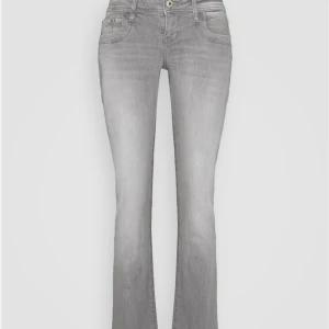 Lbt jeans - Säljer dessa lågmidjade jeans från LBT då de tyvärr är för stora för mig. Knappt använda så i väldigt bra skick. Nypris cirka 850. Pris kan diskuteras