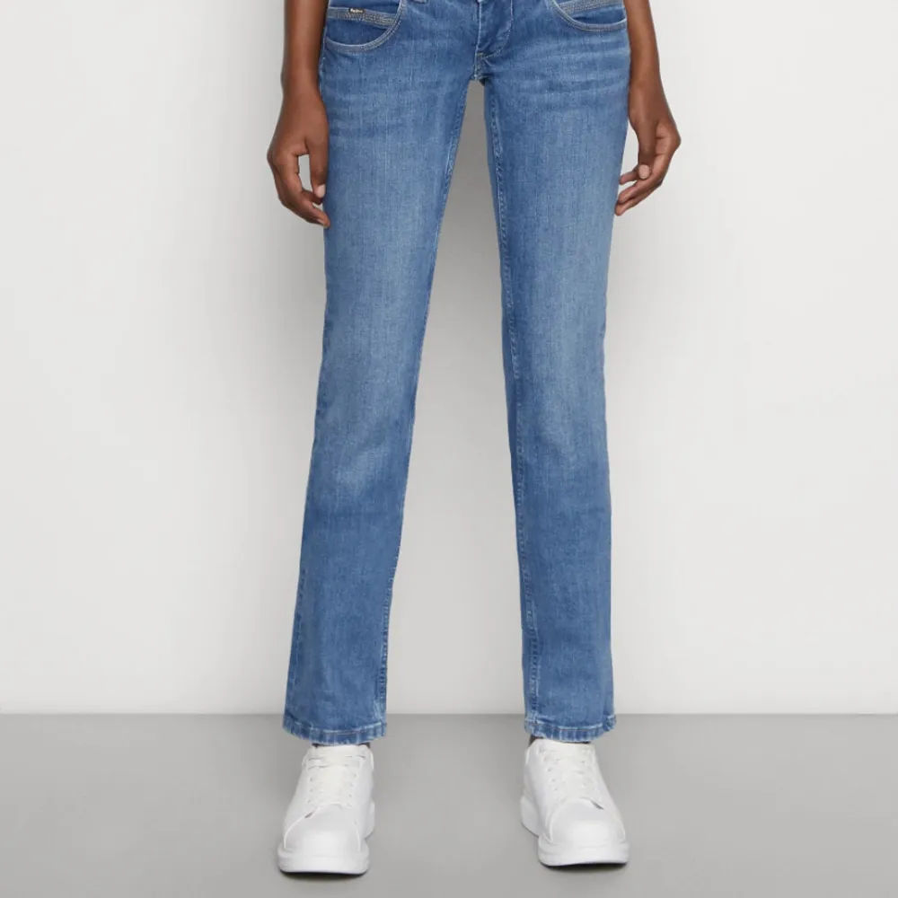 Ett par as snygga och trendiga pepe jeans i modellen Venus, str 29/32! Säljer då dem var lite stora för mig, så dem är i nyskick. Pris kan diskuteras, kan mötas upp i slussen!. Jeans & Byxor.