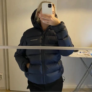 Peak performance jacka  - Säljer min peak performance jacka som är köpt för 3000kr. Inga defekter eller så på jackan! den är som ny, passar perfekt nu till vintern! Hör av dig vid intresse! (Pris kan diskuteras)