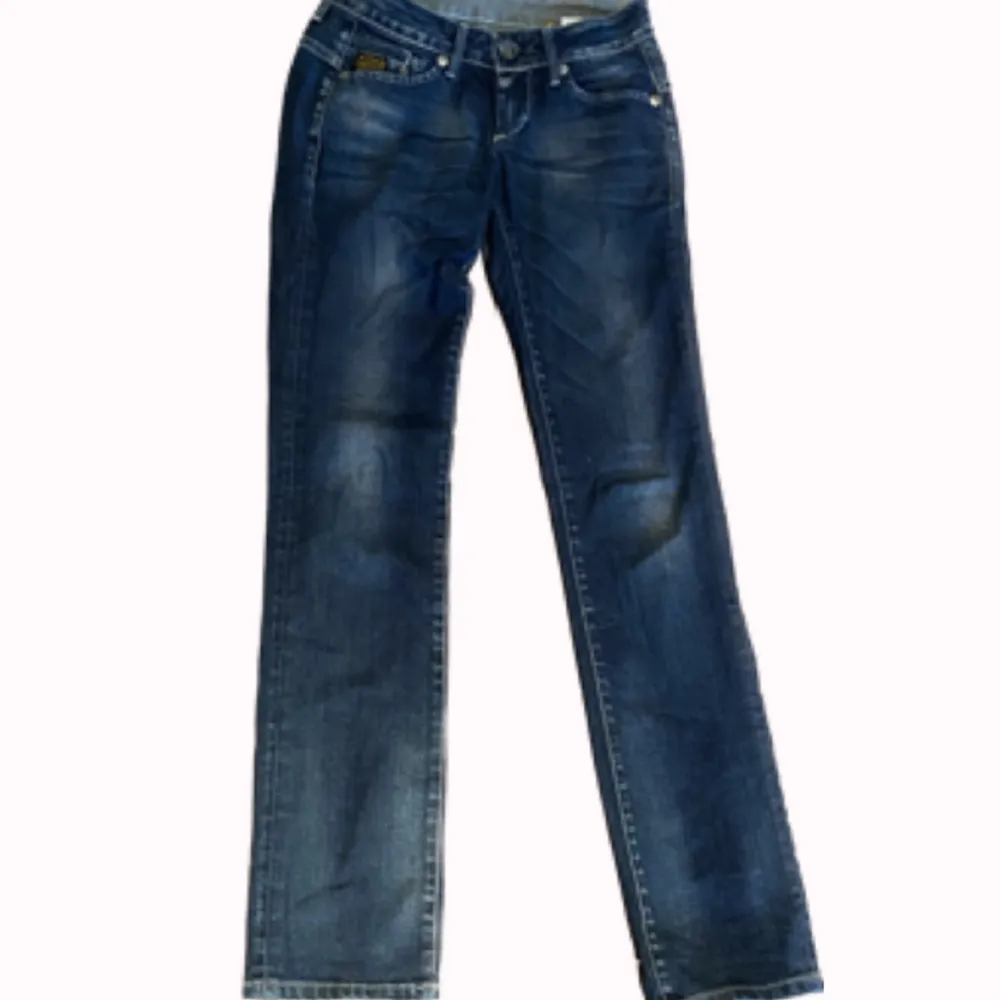 Ett par jättefina low rise G-star jeans från g-star. Minns ej pris (tror de ligger på runt 1000) men säljer för 200 + frakt :) strl : 27, längd : 34. Säljer pga att jag har vuxit ur de och kan inte ha dom längre tyvärr 🥲. Jeans & Byxor.