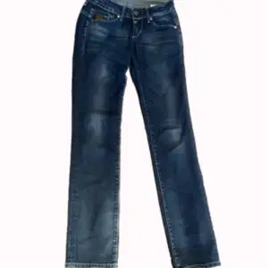 Ett par jättefina low rise G-star jeans från g-star. Minns ej pris (tror de ligger på runt 1000) men säljer för 200 + frakt :) strl : 27, längd : 34. Säljer pga att jag har vuxit ur de och kan inte ha dom längre tyvärr 🥲