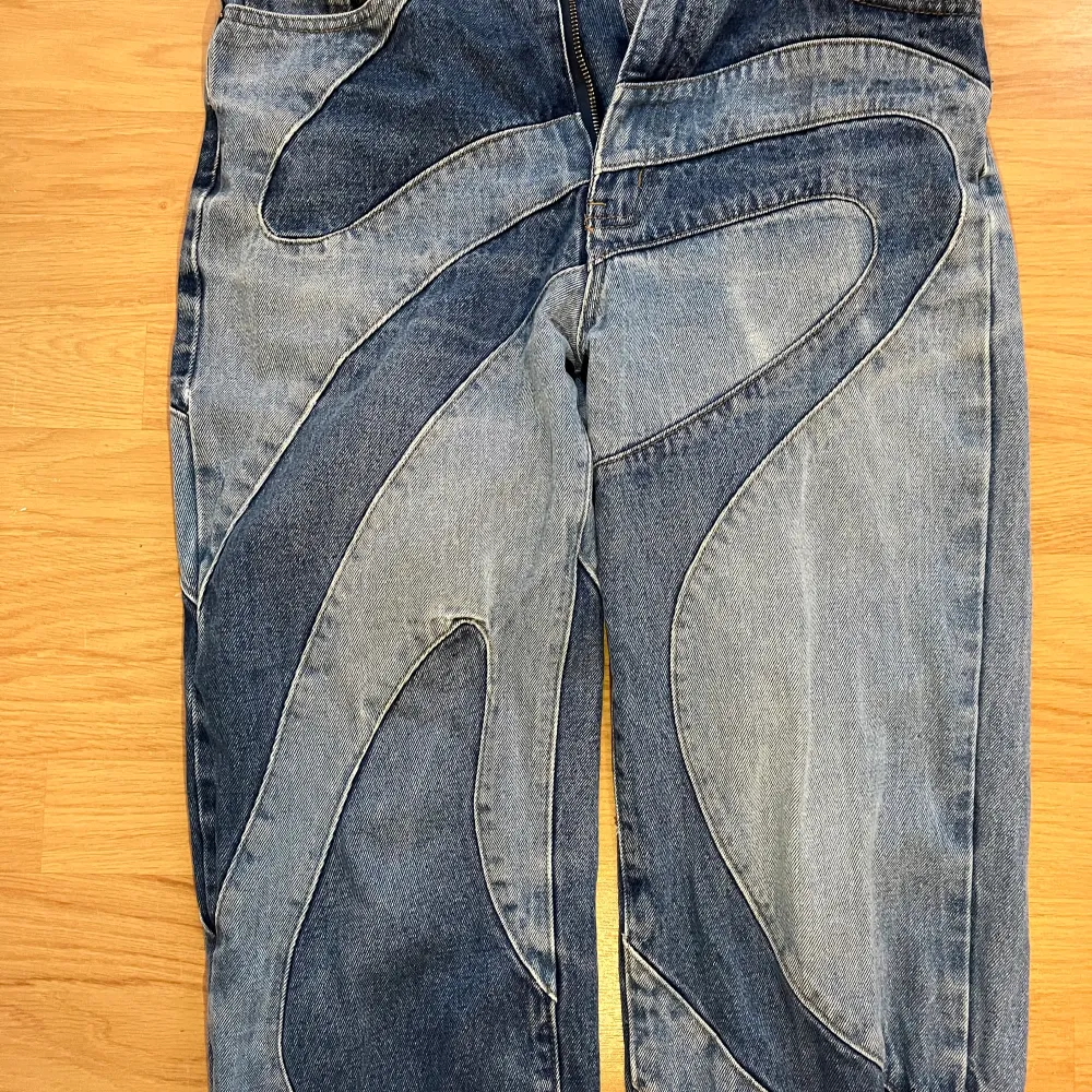 Blåa två färgade Jaded London Jeans i bra skick, färgen är urtvättad men byxorna ser fortfarande väldigt snygga ut. Materialet är ett litet hårdare material/hårdare denim så de kan vara lite tightare, Storlek W28 i relaxed fit . Jeans & Byxor.