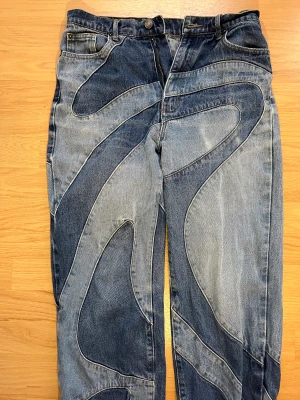 Jeans som är coola - Blåa två färgade Jaded London Jeans i bra skick, färgen är urtvättad men byxorna ser fortfarande väldigt snygga ut. Materialet är ett litet hårdare material/hårdare denim så de kan vara lite tightare, Storlek W28 i relaxed fit 