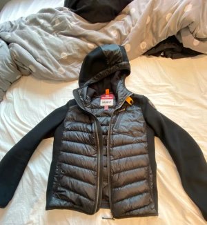 Parajumper cardigan - En fin cardigan som inte används längre eftersom att den är förliten köpte den care of carl för orginal pris 