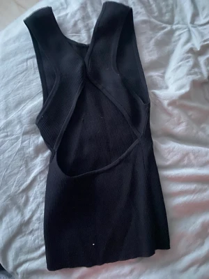 Topp - Söt svart topp som har en snygg rygg. Bild 1 är hur den ser ut på baksidan💖S, 50kr