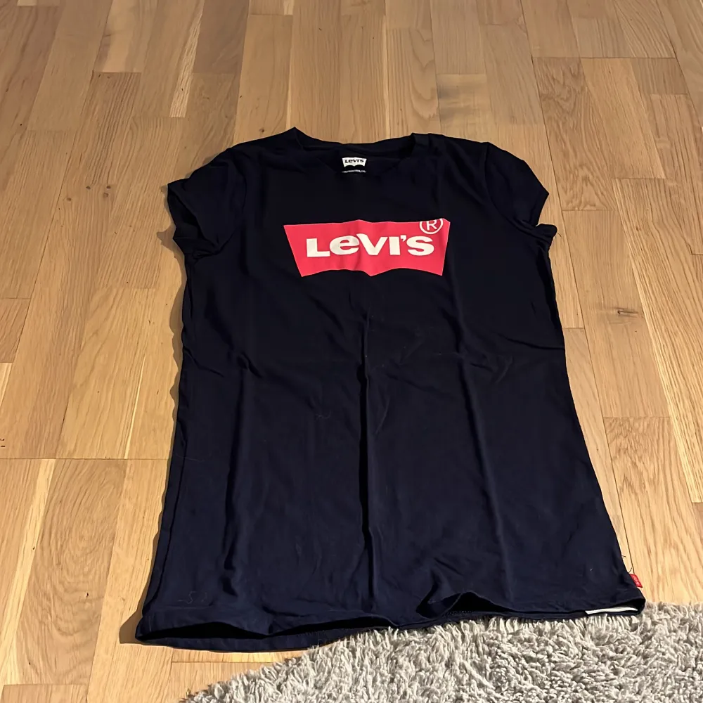  en jättefin mörkblå liv Levis  tröja har aldrig använt.OBS tar endast Swish numret finns i min bio.. T-shirts.