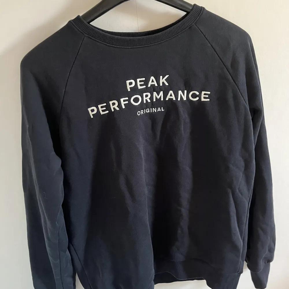 Sweatshirt i blått från Peak Performance i strl 170 (passar Xs till S). Skicket är väldigt bra.. Tröjor & Koftor.