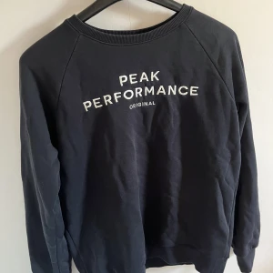 Peak Performance Tröja   - Sweatshirt i blått från Peak Performance i strl 170 (passar Xs till S). Skicket är väldigt bra.