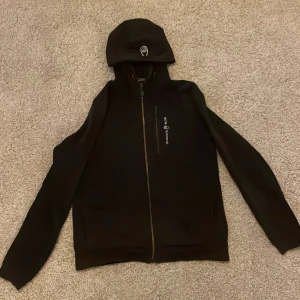 SAIL RACING hoodie - Tröjan bär storleken 170( barn). Skicket är 7/10-8/10. Priset nedan kan diskuteras. 