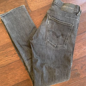 Levis Jeans - Grå Levis jeans. Raka ben. Väl använda men bra skick.