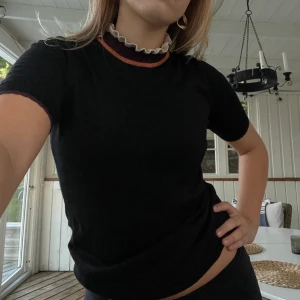 Topp - Så fin glitter topp med flera detaljer i olika färger från Nümph! Så najs att både klä upp och ned! Nästintill oanvänd och i strl L🥰🤩