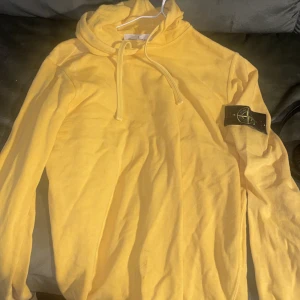 Gul stone island hoodie - Vill bara bli av med den, vid Snabbaffär så kan priset sänkas  Storlek S/xs