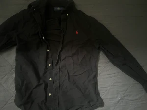 Ralph Lauren Skjorta S - Har haft på mig den ett fåtal gånger dock lite skrynklig men man kan ba stryka bort de Nypris: 1300kr