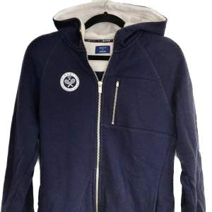 En limited edition Gant x Båstad hoodie.  Fin tröja i bra men använt skick. Inga hål eller stora fläckar. Skick: 7/10 Strlk: 170cm 15yr