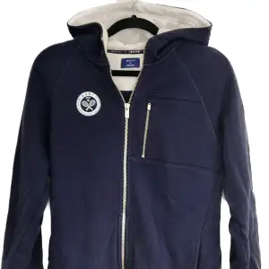 En limited edition Gant x Båstad hoodie.  Fin tröja i bra men använt skick. Inga hål eller stora fläckar. Skick: 7/10 Strlk: 170cm 15yr