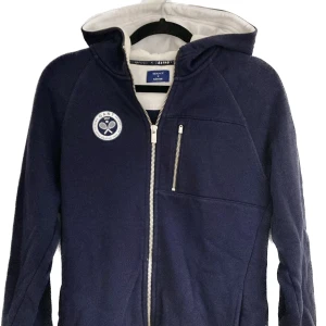GANT x Båstad Hoodie - En limited edition Gant x Båstad hoodie.  Fin tröja i bra men använt skick. Inga hål eller stora fläckar. Skick: 7/10 Strlk: 170cm 15yr