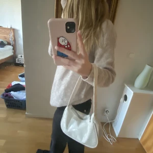 handväska - gullig o fin liten väska man kan ha som accesoar och lägga småsaker i 🫶🏼 Fick den för något år sedan men nästan inte använd alls. Nyskick och kan skicka fler bilder privat! 😋 