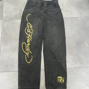 Ed hardy jeans - Jag säljer nu mina skitsnygga Ed Hardy byxor då jag inte passar i dem längre🫶🏻Storlek: 38/M/30W . Dem är perfekt baggy och är i nyskick! 