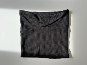 Fin svart topp! 🖤 - Jättefin svart topp från H&M i storlek S, använd fåtal gånger 🖤Köptes för 179 kr men säljer för 150 kr, köpare står för frakt men kan också mötas upp 🖤