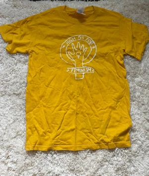Feminist slogan t-shirt - Statement t-shirt där det står ”high 5’s for feminism”