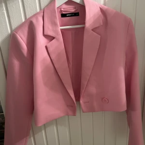 Kavaj - Säljer denna skitsnygga kavaj, kommer inte längre till användning. Lite kortare modell