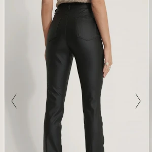 Nakd läderbyxor - Svarta läderbyxor från nakd, använda 2-3 gånger. Säljer för att den nu tyvärr blivit för stora för mig, köpta för 450