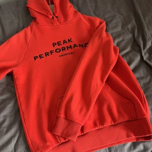 Peak Hoodie  - Säljer peak Hoodie storlek s  Skick 7/10