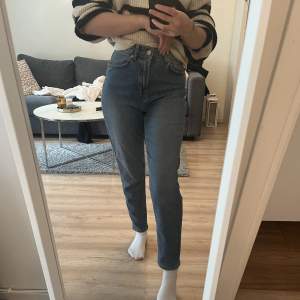 Jätte snygga mom jeans från Nakd som ej kommer till användning. Väldigt bra skick då de är knappt använda. Jag är 1.58 cm lång och passar bra till längden. Köpt för 349 kr.   