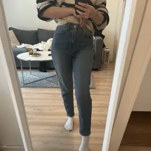 Jätte snygga mom jeans från Nakd som ej kommer till användning. Väldigt bra skick då de är knappt använda. Jag är 1.58 cm lång och passar bra till längden. Köpt för 349 kr.   