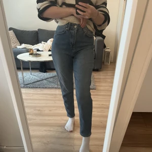 Momjeans Nakd - Jätte snygga mom jeans från Nakd som ej kommer till användning. Väldigt bra skick då de är knappt använda. Jag är 1.58 cm lång och passar bra till längden. Köpt för 349 kr.   