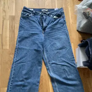 Jeans från Levis, har en liten fläck lägst ner på vänster ben men de är inget man märker av. Märket är high loose. Pris kan diskuteras 