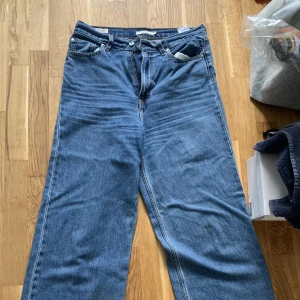 Levis jeans - Jeans från Levis, har en liten fläck lägst ner på vänster ben men de är inget man märker av. Märket är high loose. Pris kan diskuteras 
