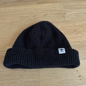 Adidas Beanie - Mössa från adidas, använd för några år sedan, tvättad sen dess. 